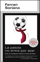 Portada de LA PELOTA NO ENTRA POR AZAR. Ideas de management desde el mundo del fútbol